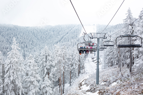 Cableway system transporting people to ski © didesign
