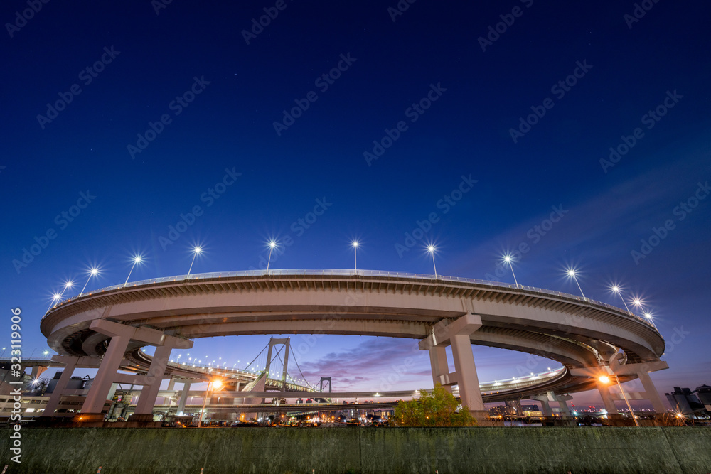 Fototapeta premium 夜明けのループ橋