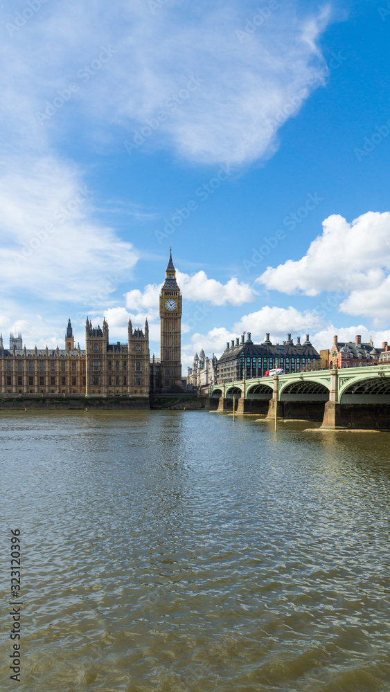 Fototapeta premium Big Ben mit Brücke und Parlament vom Themseufer