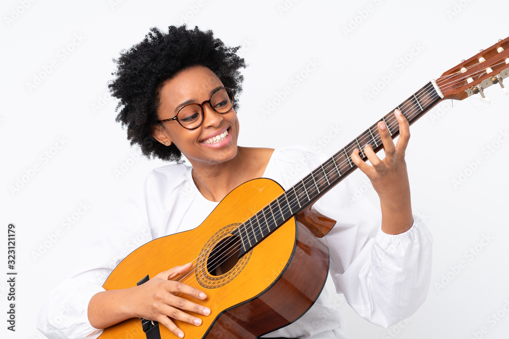 Obraz premium African american woman with guitar over isolated background