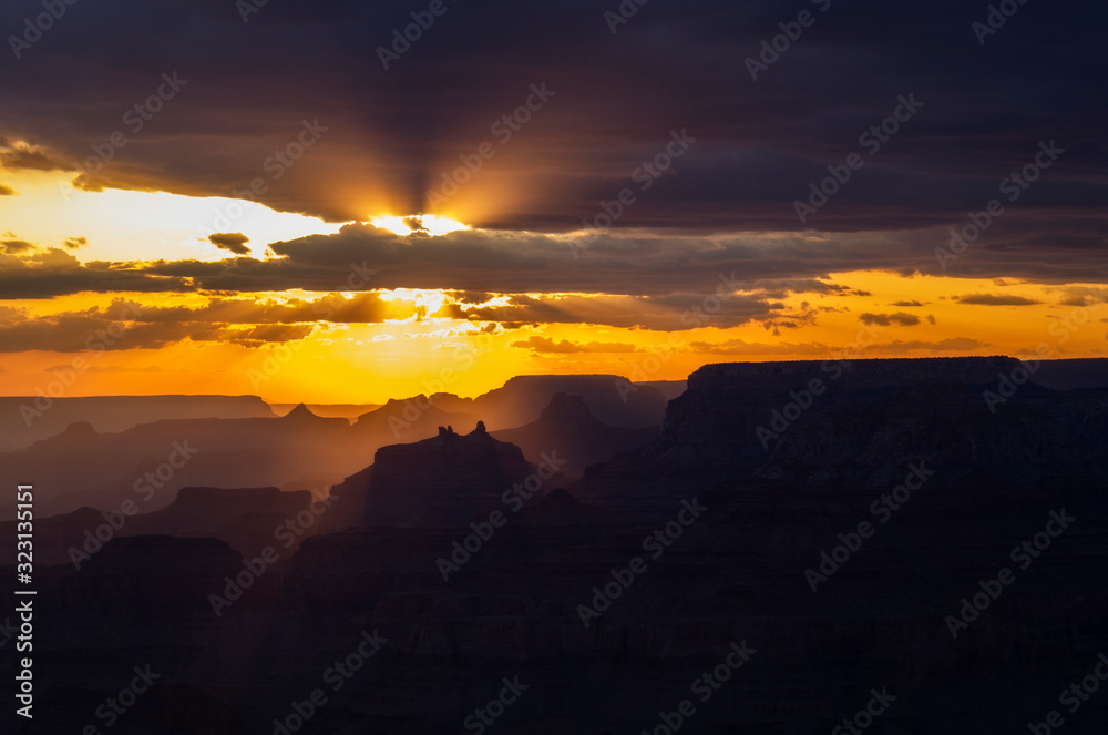 Obraz premium The sun sets over Grand Canyon National Park, Arizona