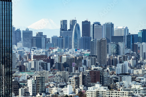 青空を背景に文京区から見た新宿副都心と富士山