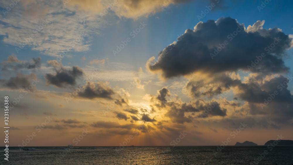 Obraz premium Twilight sunset time above the ocean