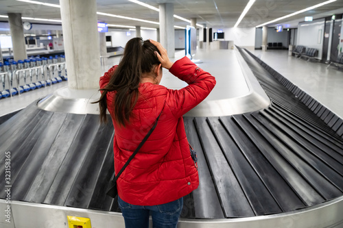 Konstfotografi Upset Woman Lost Baggage While Traveling