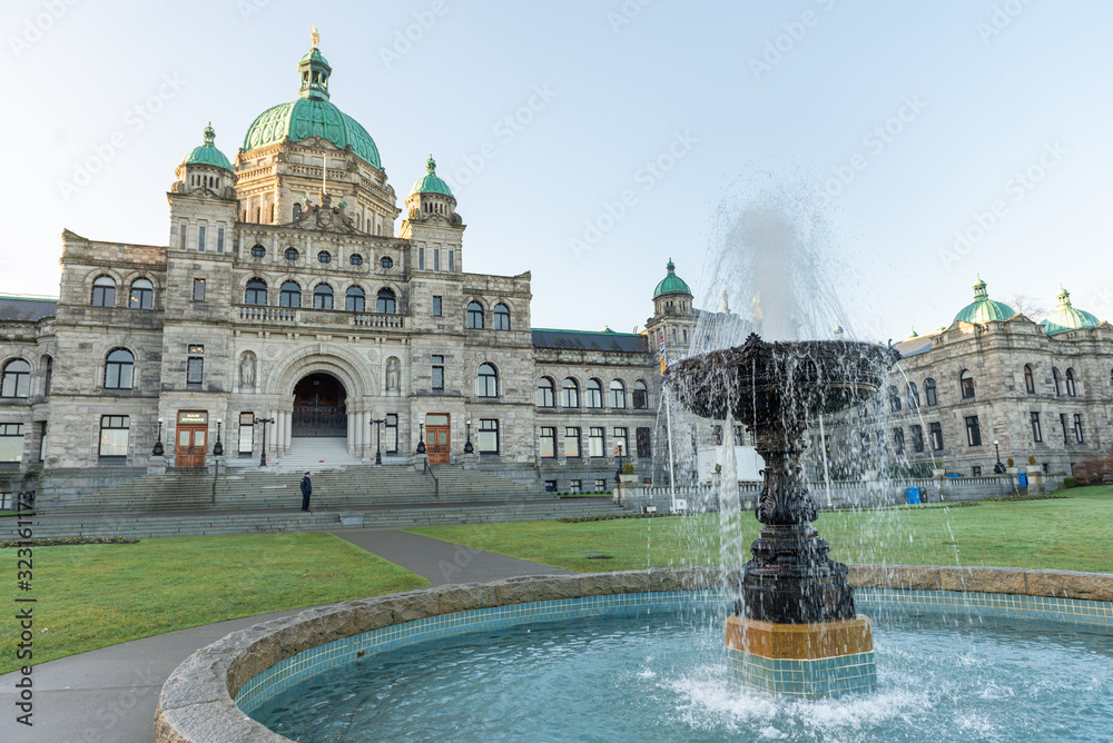 Obraz premium Front of British Columbia Legislature with fountain down town Victoria BC on sunny day 