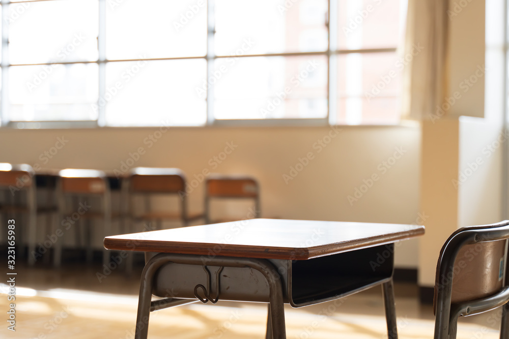 日本の小学校の教室と机のイメージ