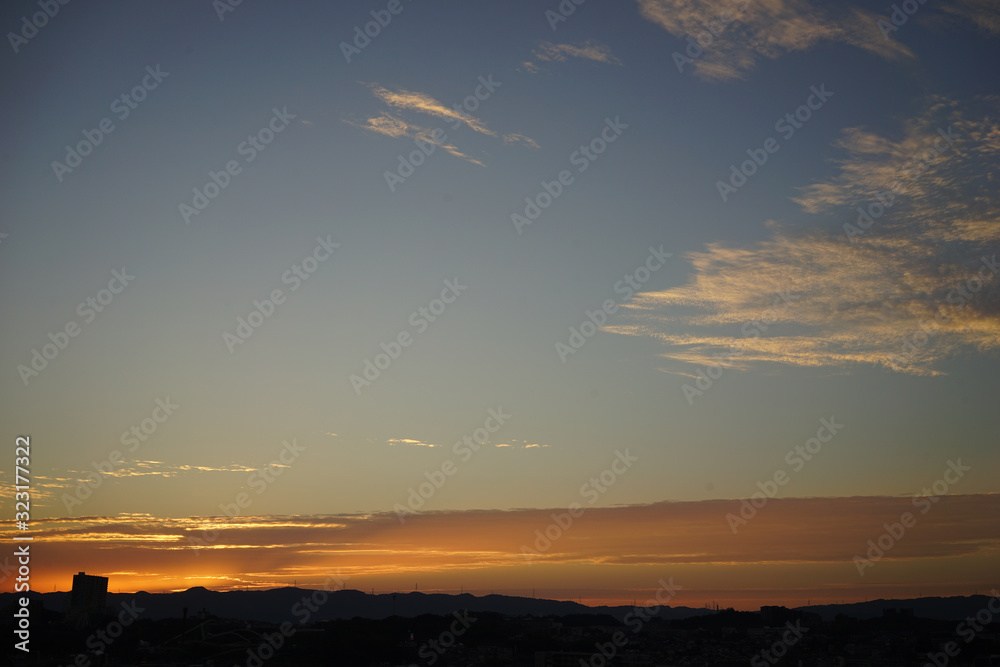 Obraz premium 日本の住宅街の朝焼けの風景