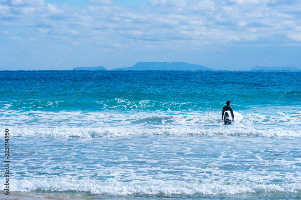 沖に向かうサーファー