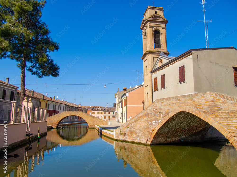 Canali e ponti a Comacchio, Emilia Romagna, Italia, con cielo blu senza nuvole