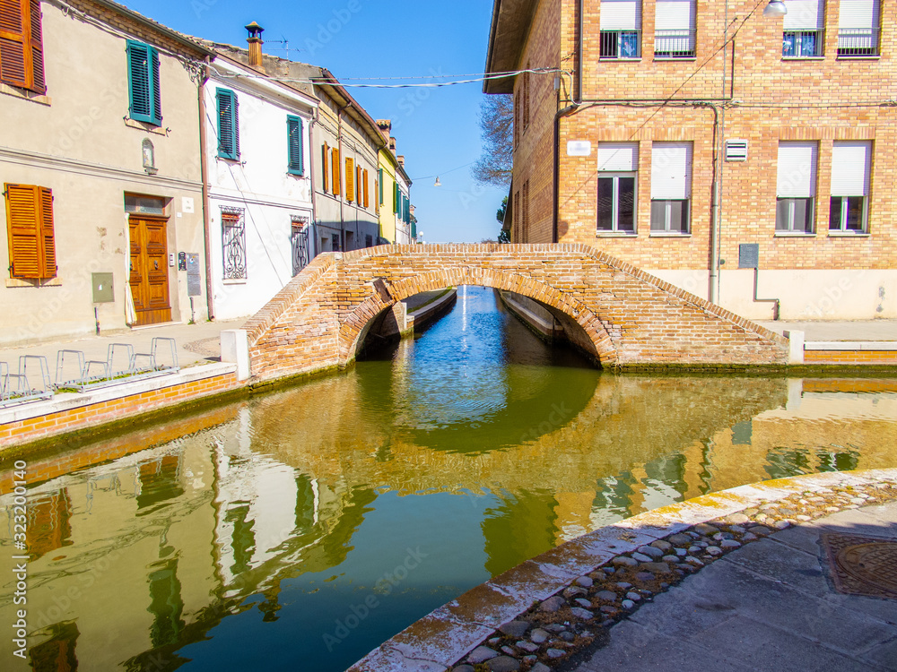 Canali e ponti a Comacchio, Emilia Romagna, Italia, con cielo blu senza nuvole