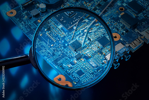 фотографія Chip on the computer's motherboard close-up through a magnifying glass