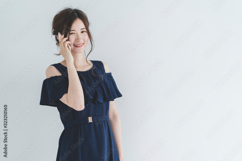 Fototapeta premium 携帯電話を使う女性