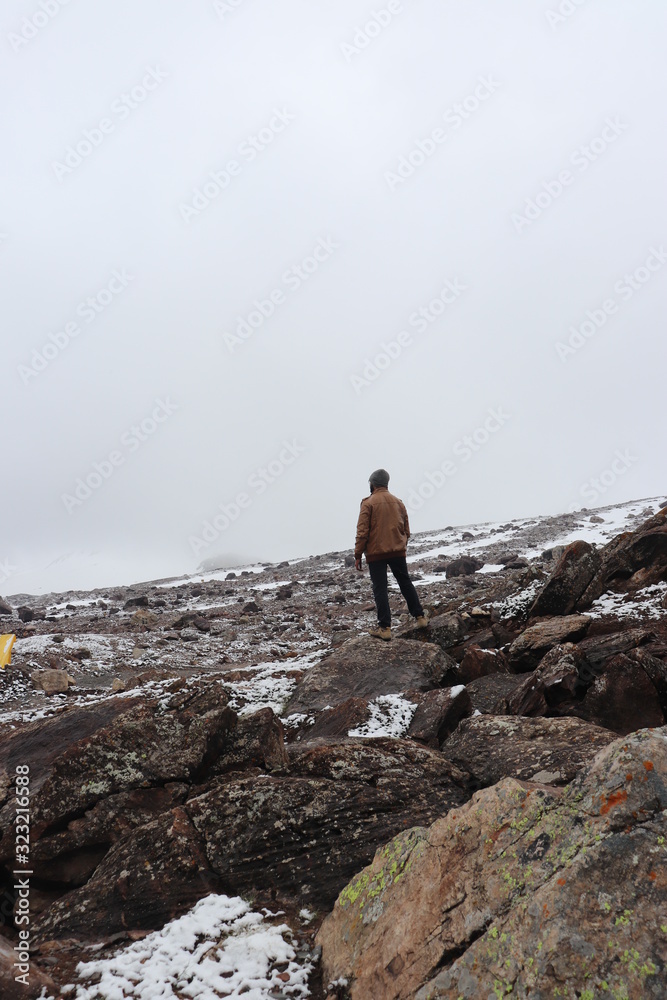 Obraz premium man on top of mountain