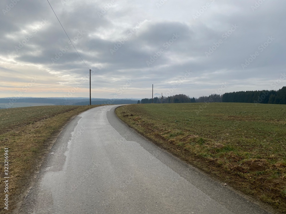 Feld und Strasse bei Emmingen in Süddeutschland