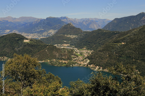 Fototapeta Naklejka Na Ścianę i Meble -  Paesaggio del Lago di Lugano con colline e paesi