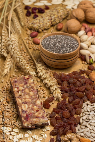 Balanced protein granola bar. Nuts, seeds, cereals © 201122