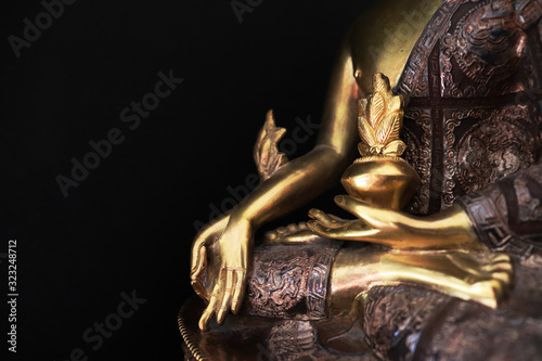 goldener  Buddha und schwarzer Hintergrund