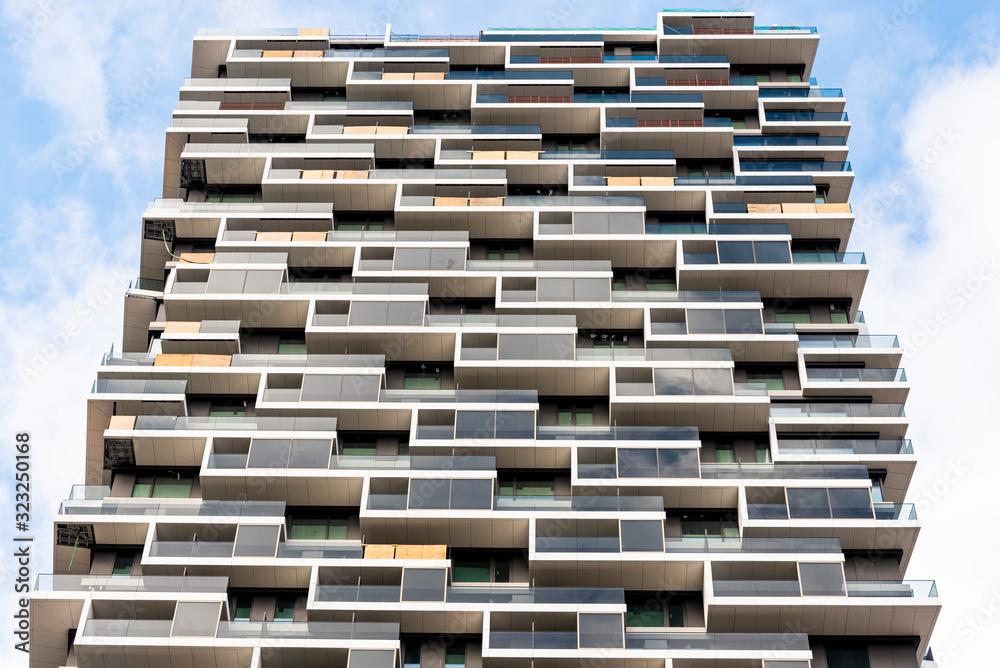 Ein fast fertiggestelltes, neues Wohnhochhaus Ein fast fertiggestelltes, neues Wohnhochhaus