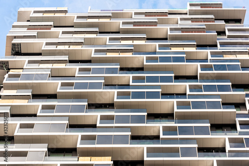 Tableau sur toile Ein fast fertiggestelltes, neues Wohnhochhaus