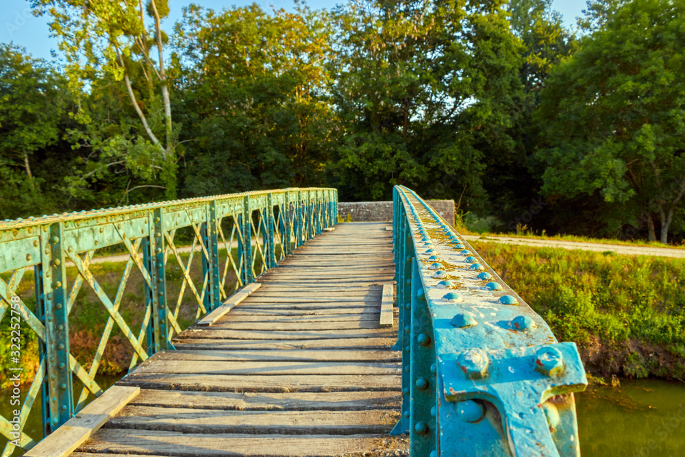 Obraz premium Iron and timber foot bridge over canal d'ille et rance, early morning. Brittany France