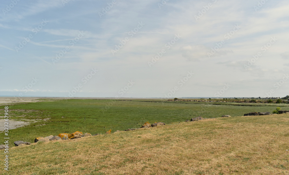 La plage de la Baie du Mont Saint Michel et l'horizon de l'Océan Atlantique et de la Manche entre la Bretagne et la Normandie La plage de la Baie du Mont Saint Michel et l'horizon de l'Océan Atlantique et de la Manche entre la Bretagne et la Normandie