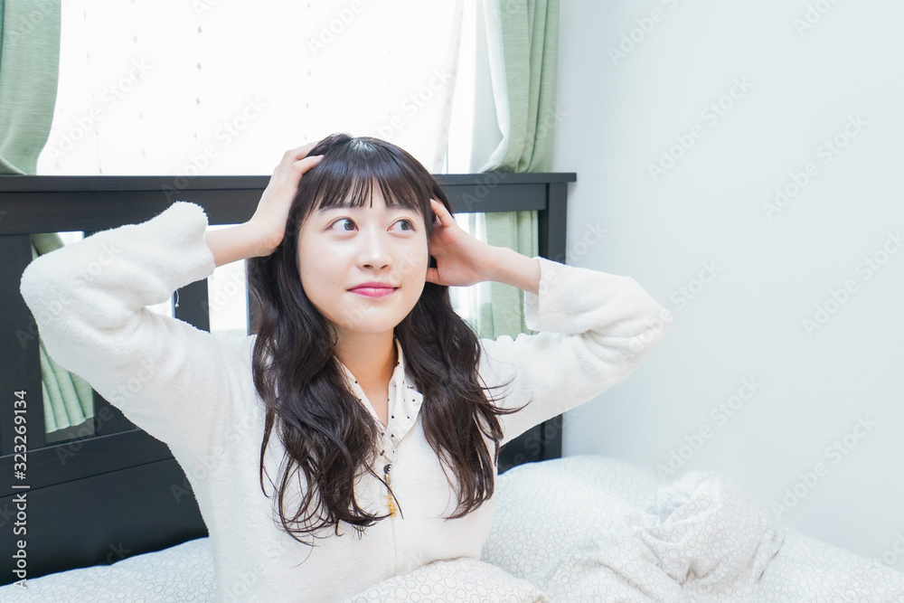 朝目覚める若い女性 朝目覚める若い女性