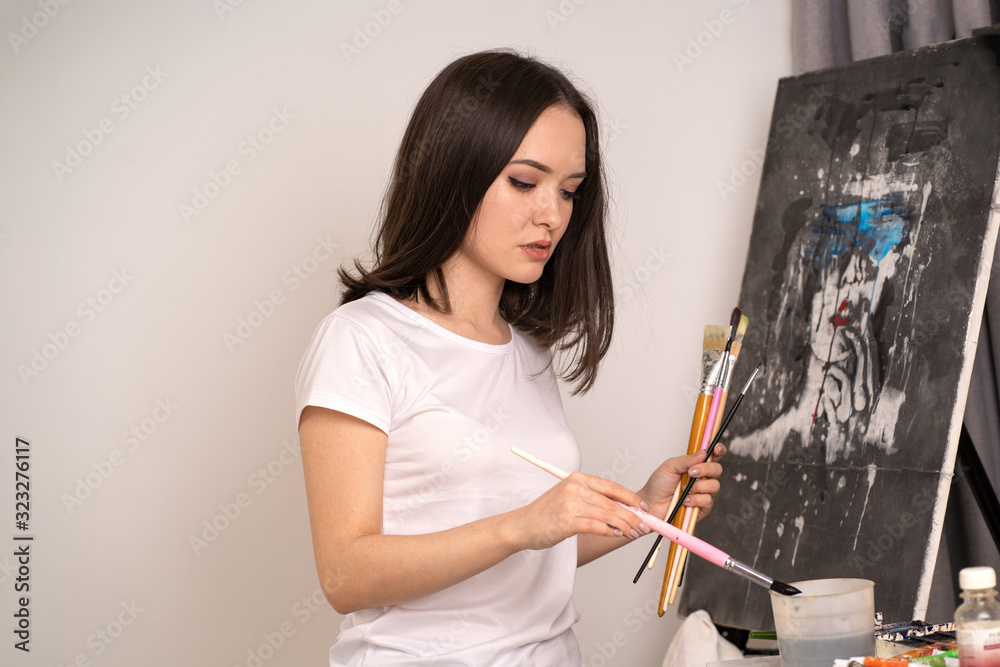 girl artist draws on canvas