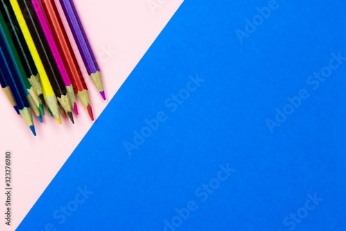 Kolorowe kredki na różowo niebieskim tle © andsko