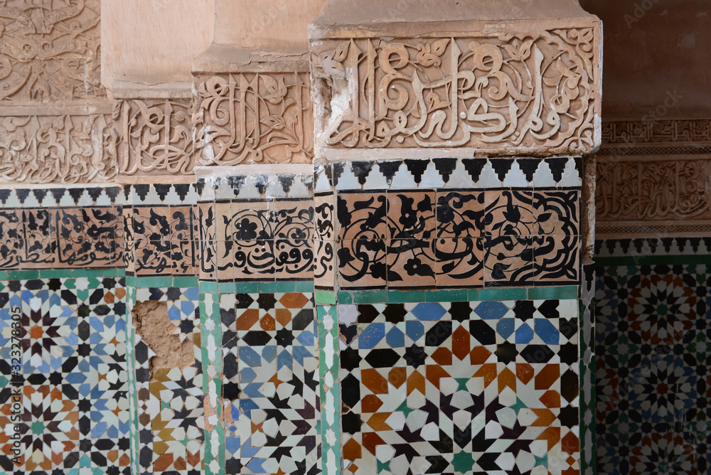 Maroc. Marrakech. Medersa Ben Youssef, détail de la décoration de la cour intérieure.
