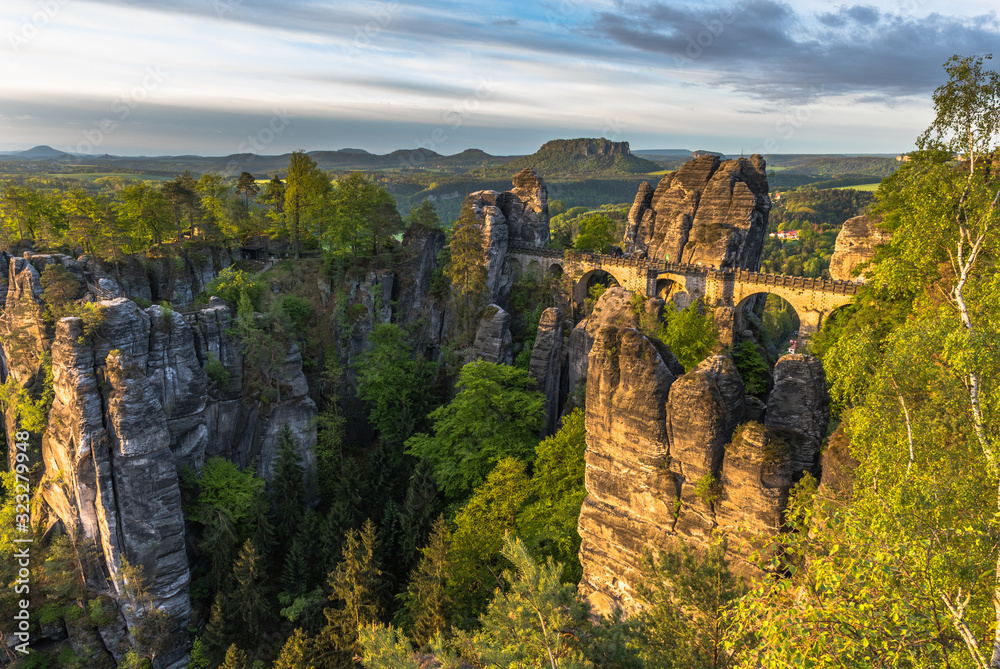 Obraz premium Basteibrücke im Elbsandsteingebirge zu Sonnenaufgang