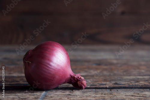 Bilde på lerret Red onion on a wooden background. Red baron