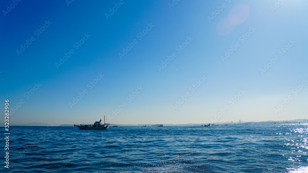 絶好の海釣り日和！真っ青に晴れ渡った空と東京湾