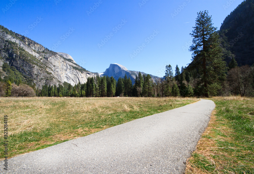 Fototapeta premium Cooks Meadow Loop on the Valley Floor in Yosemity Nationional Park