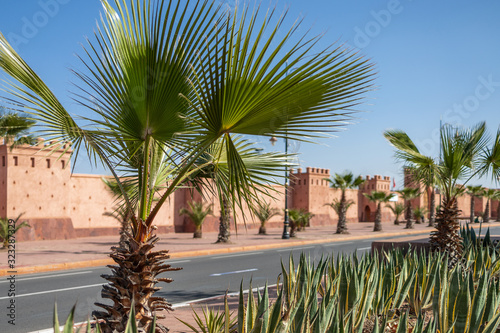 ulica Marakesz palma kolr mur wieże