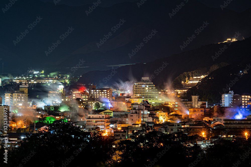 Obraz premium city at night, beppu, japan