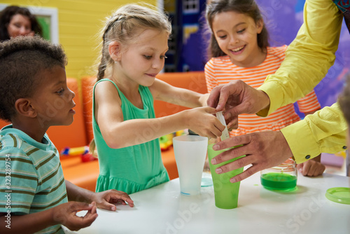 Papier peint Kids doing chemical experiment at Birthday party