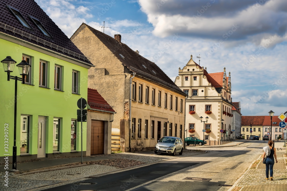 niemegk, deutschland - stadtzentrum mit altem rathaus