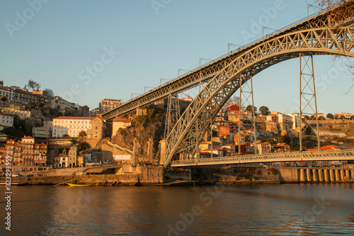 Puente de Dom Luis I sobre el río Duero entre las ciudades de Porto y Vila Nova de Gaia en Portugal. © AngelLuis
