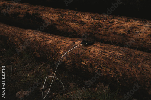 Smartphone wird im Boden aufgeladen