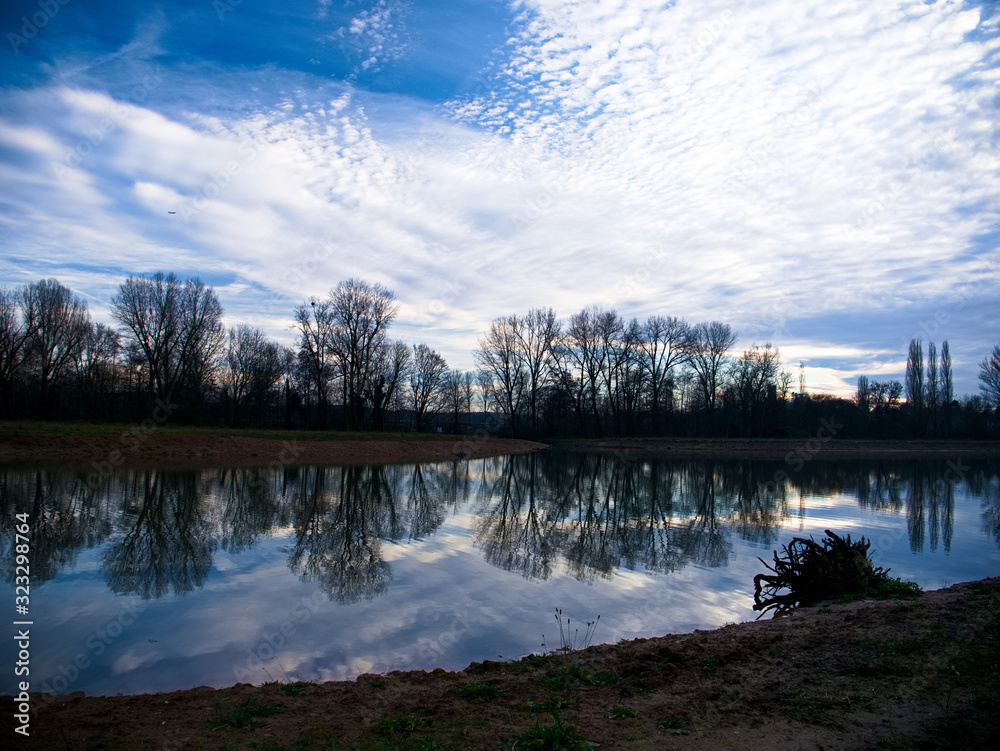 Fototapeta premium Nebenarm des Main in Frankfurt Fechenheim