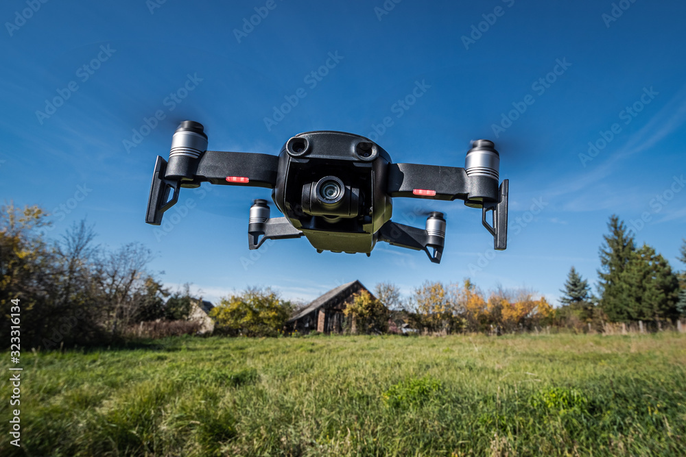 dron nad zielonym polem - obrazy, fototapety, plakaty 