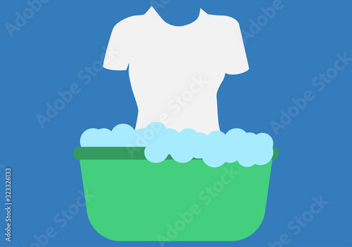 Camiseta lavándose en un caldero con jabón.