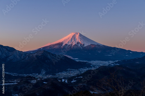冬の大月市高川山から夜明けの富士山