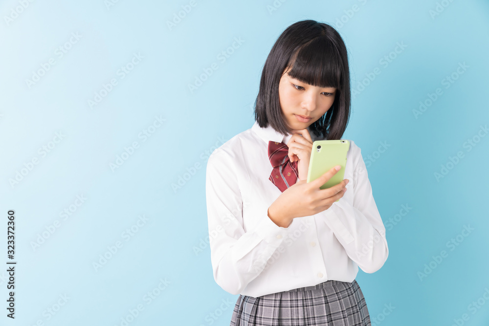 スマホを見る女子学生 考える スマホを見る女子学生 考える