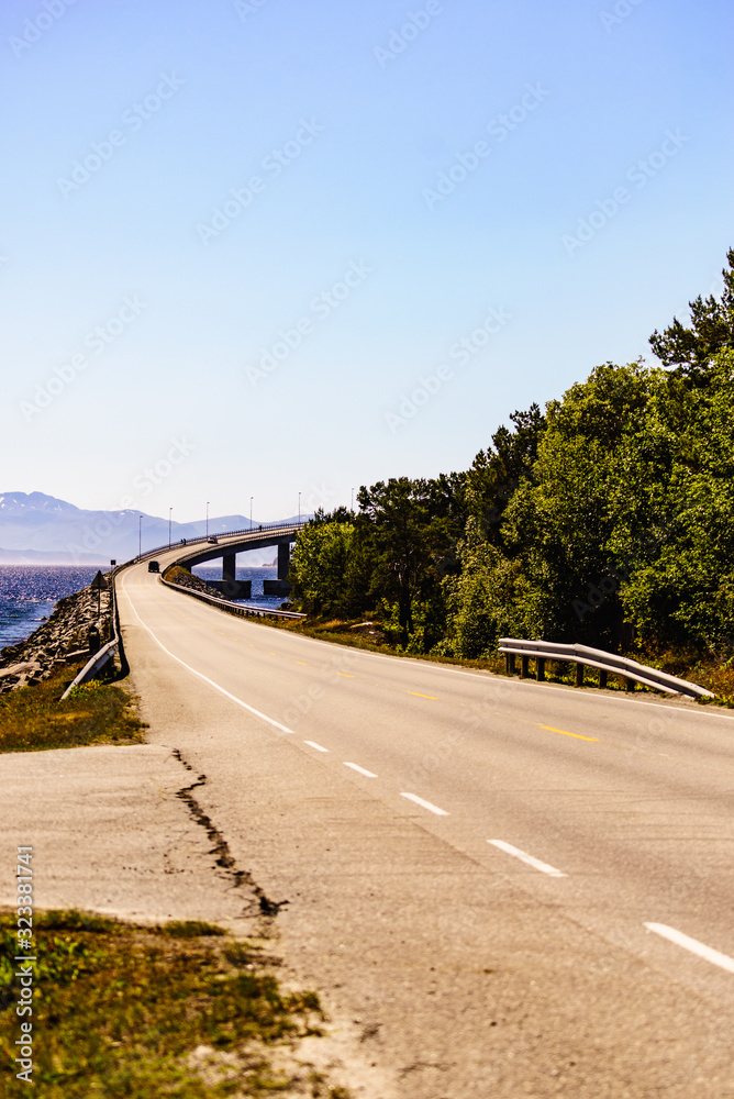 Obraz premium Road bridge Bolsoya, coast landscape Norway