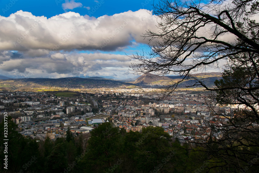 Blick auf Annecy in Frankreich vom Aussichtspunkt grande Jeanne Blick auf Annecy in Frankreich vom Aussichtspunkt grande Jeanne