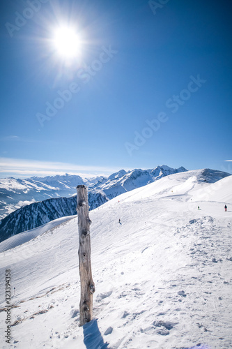 Winterliches Bergpanorama mit Pflock