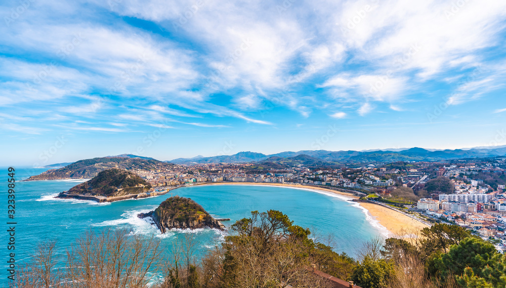 Obraz premium Panoramic view of the bay of La Concha de San Sebastian from Mount Igeldo. Basque Country