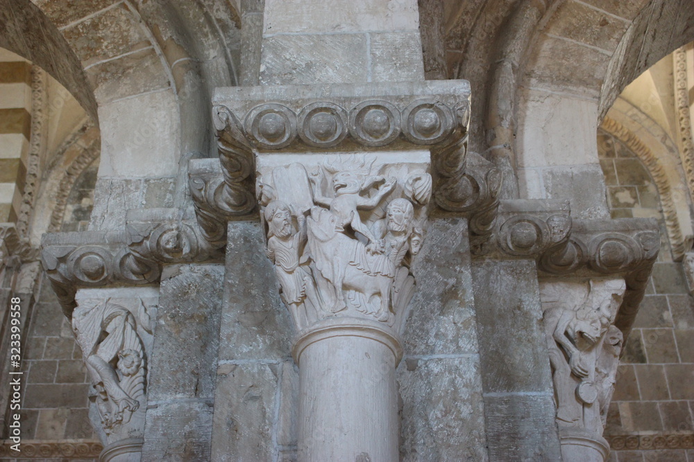 Chapiteau sculpté dans l'église Notre-Dame de Saint-Père sous Vézelay (Bourgogne)