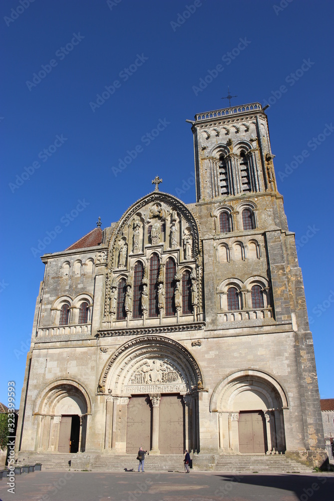 Façade de la basilique de Vézelay (légère contreplongée de biais)